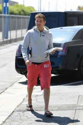 布莱德利(46岁浣熊布莱德利手托披萨出门，一字拖太抢眼，网友：老了也很帅)