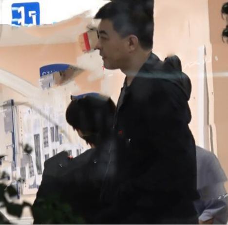 秦海璐41岁高龄拼二胎?与大7岁老公现身医院,小腹隆起疑有身孕