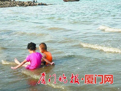 厦门人造沙滩好玩 市民游客戏水应注意安全