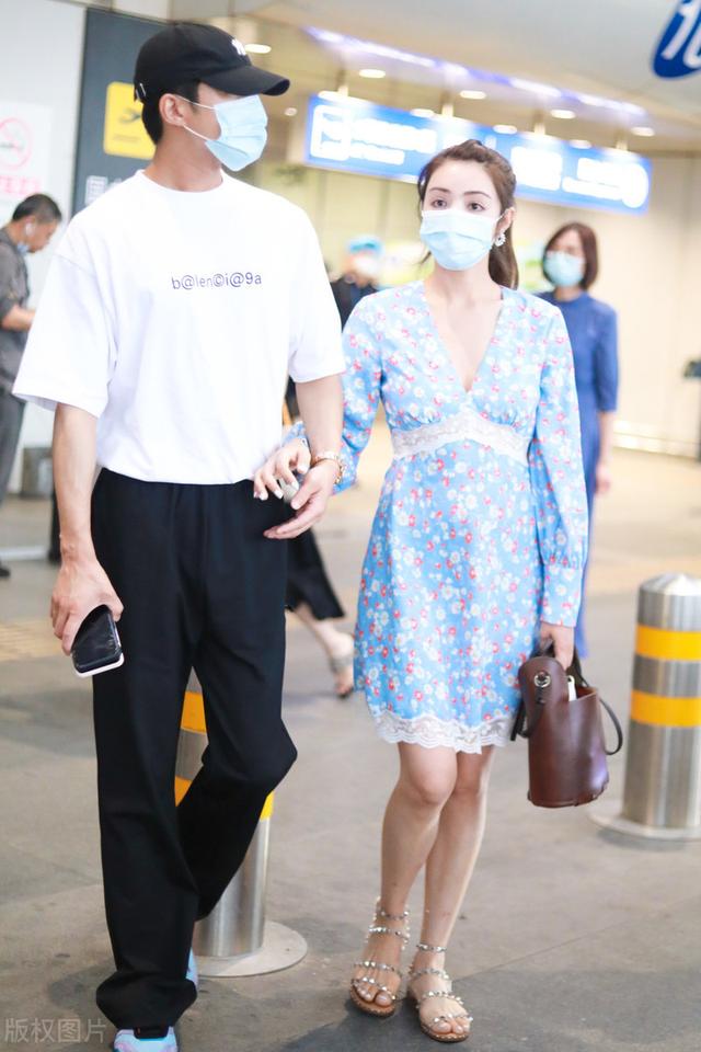 这个后环抱太甜了吧!姜潮和麦迪娜夫妻同框,每次都双手紧扣