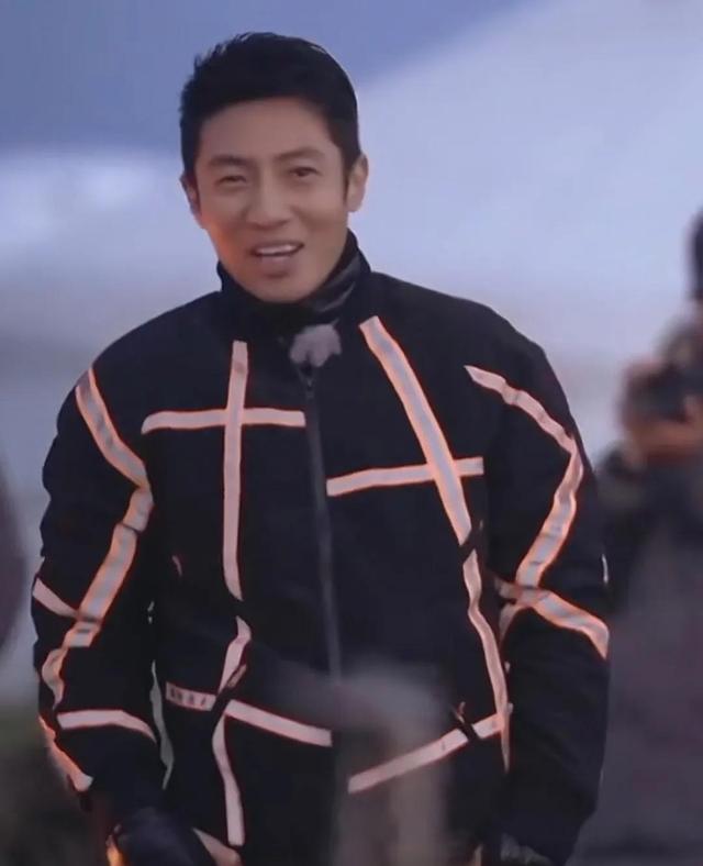 知名主持人王冠官宣喜讯，晒与老公牵手照，与唐嫣尼格买提是好友