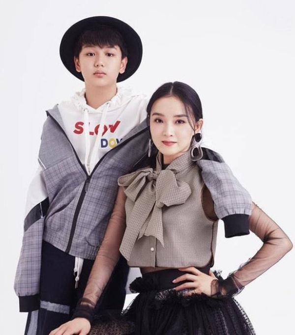 王艳带儿子拍时尚大片！12岁球球身高赶超妈妈，穿成衣时尚感爆棚