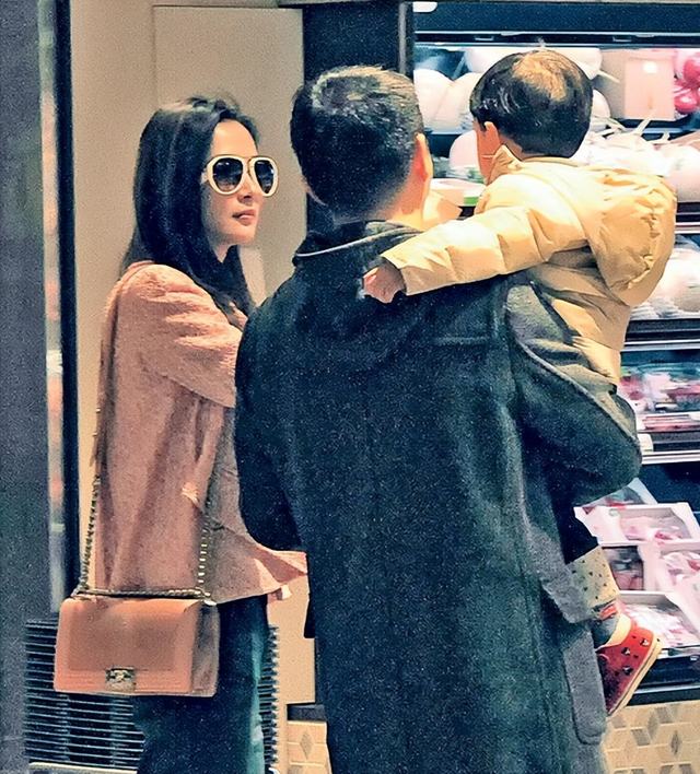 因生不出孩子被踢出豪门，二婚后却儿女双全，这次她终于扬眉吐气