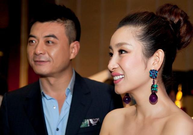 秦海璐41岁高龄拼二胎?与大7岁老公现身医院,小腹隆起疑有身孕