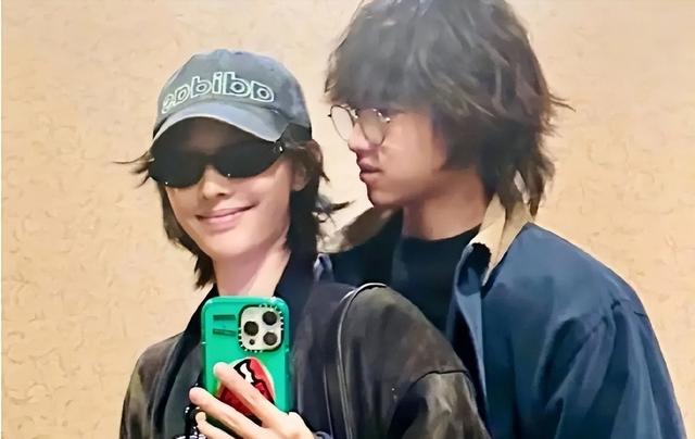 白白何十六岁儿子陈盛桐，一头卷毛，很有个性，身高疯长长腿抢镜