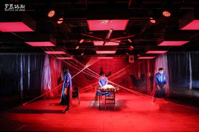 《罗慕路斯》首演：笑声中有严肃，荒诞中见哲思