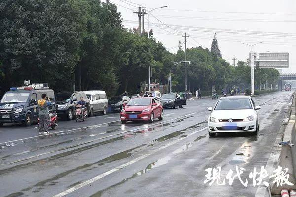 无锡侧翻高架桥地面道路通车！事故原因初查：两车在同一车道超载