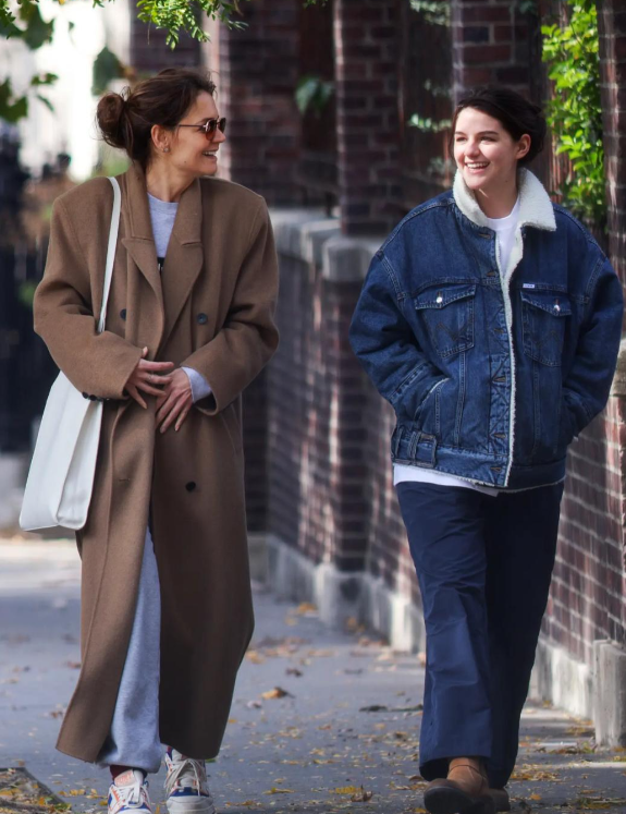 阿汤哥的女儿：18岁身高超过1.7米，长得越来越像母亲很漂亮