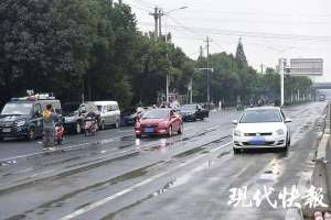 无锡高架桥(无锡侧翻高架桥地面道路通车事故原因初查：两车在同一车道超载)