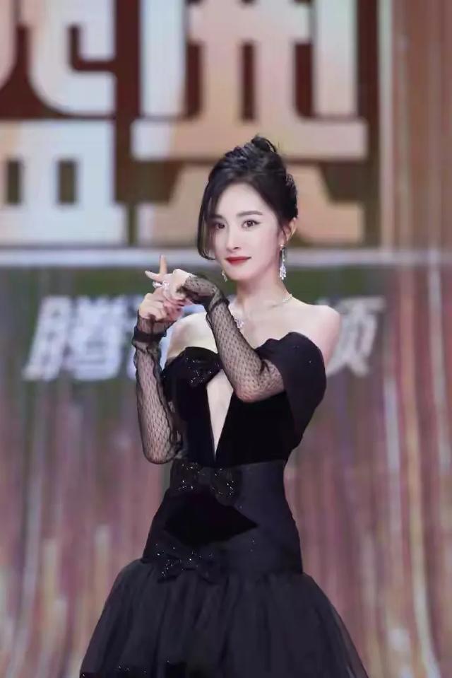 杨幂 黑色的诱惑 大秀事业线！肤白貌美魔鬼身材性感火辣 让我心动