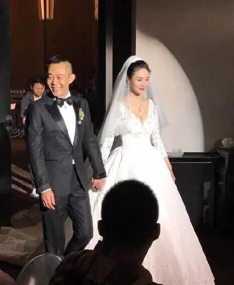 知名导演60岁得女，小30岁娇妻身材惹火，“父女恋”疑奉子成婚