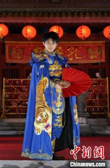 日本青年爱上川剧变脸：一个月可上台表演20余次