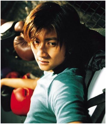 成龙传达龙的传人，而加拿大国籍的谢霆锋，唱黄种人真是“讽刺”