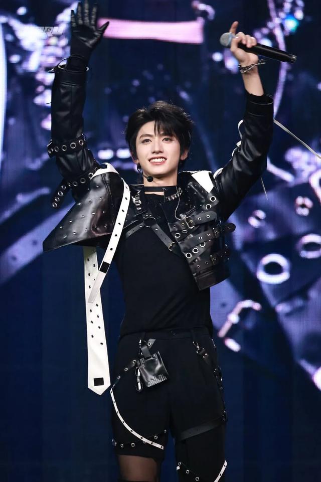 TF三代成团夜：朱志鑫不是C位？那我们是来干嘛的，吃瓜群众吗？