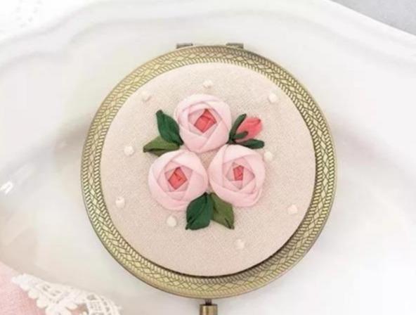 美不胜收的丝带绣,会不会针法都可学会,快收藏!附7款花叶针法