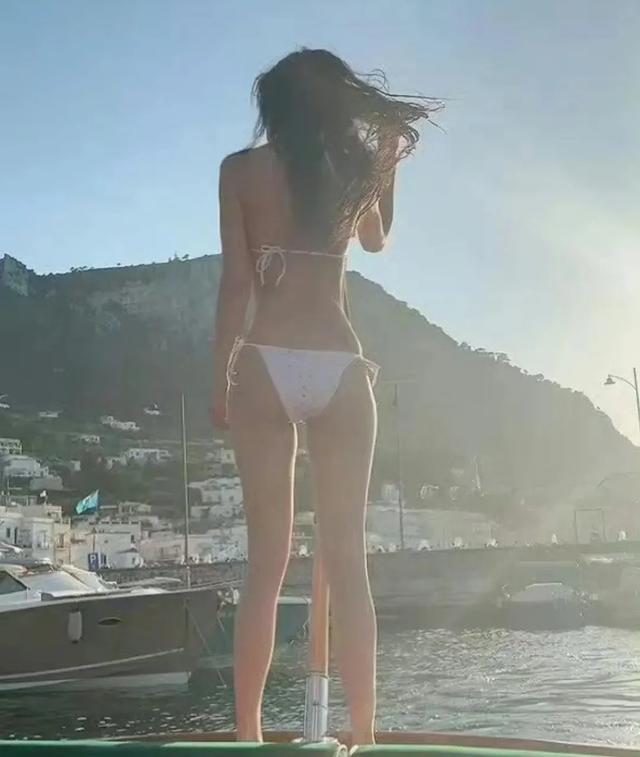 杨颖早年泳装照：惊艳时光的魅力绽放