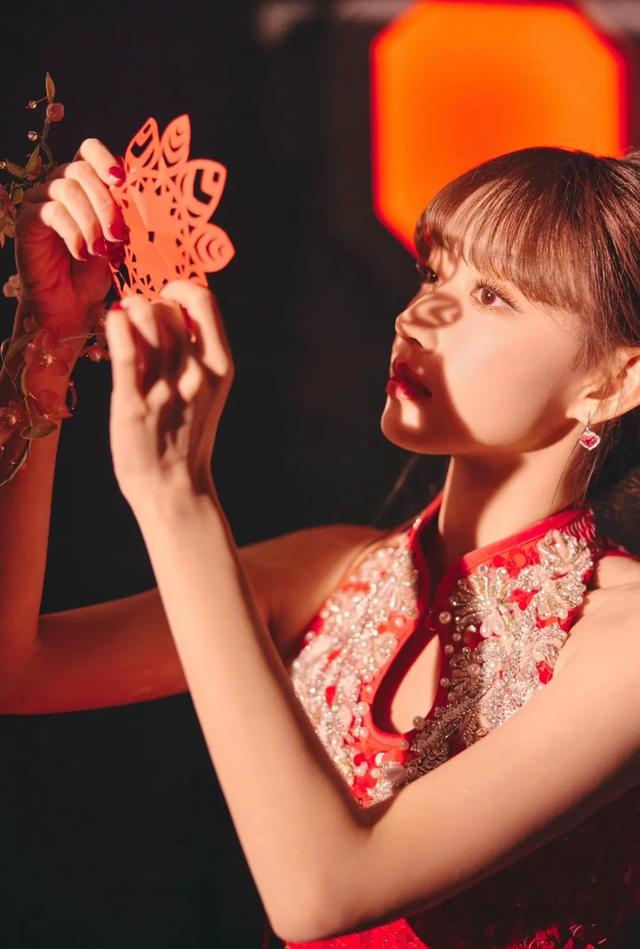 程潇与程晨新加坡旅行，背17万的包包好惬意，妹妹红头发凸嘴抢镜