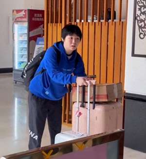 王楠(王楠坐私人飞机回海南，老婆孩子挑水果，郭斌连摩托都舍不得下)