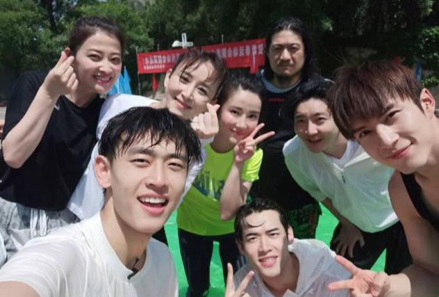 嫁给名门后裔,却不做豪门金丝雀,42岁胡静被朱兆祥宠溺至深