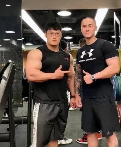 蒋劲夫近况曝光,胳膊大腿满是纹身被指吓人,打扮邋遢目光呆滞