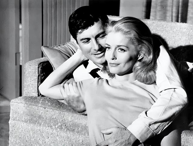 电影《裸吻》：以黑暗的氛围、紧凑的剧情以及惊悚动作场面而闻名