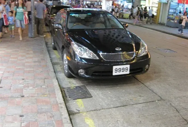 发掘港星的娱乐大亨，每天出门带5万现金，1350万买车牌创纪录