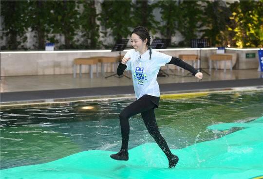 《奔跑吧》张杰、张靓颖同台飙歌 拯救“音痴歌友会”