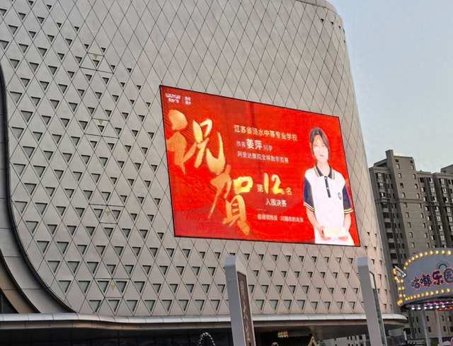 太讽刺!姜萍再被质疑,成名后各大人物去家里采访送礼,还要修路