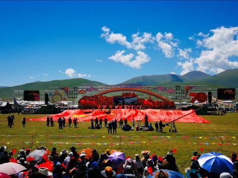 云端的扎溪卡,帐篷的狂欢节