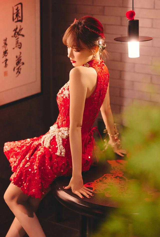 程潇与程晨新加坡旅行，背17万的包包好惬意，妹妹红头发凸嘴抢镜