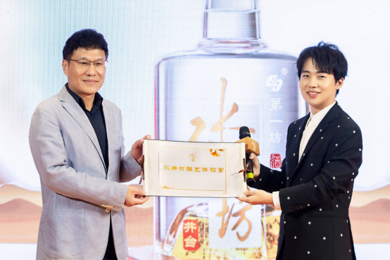 相声与白酒的关联是什么？德云社用这场表演回答你