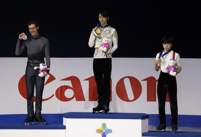 高清图来了！羽生结弦登台领奖，拥抱师弟合影笑容灿烂