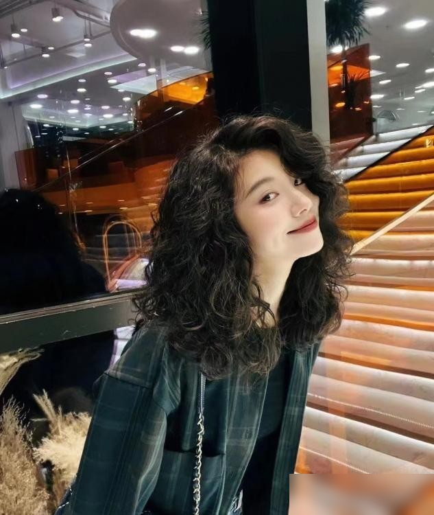 上了年纪的女人，尽量远离这3种“大妈发型”，看着显老还没气质