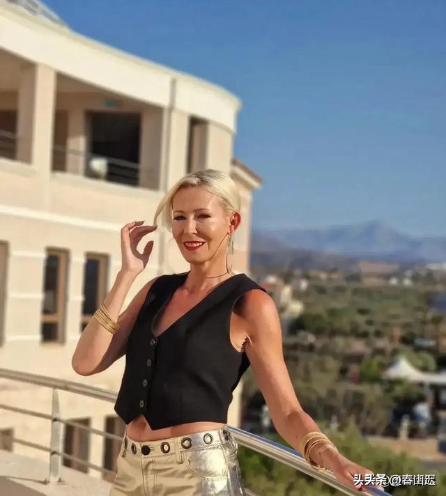 英国老牌熟女第三季，好身材加大长腿，气质出众很能打，谁不喜欢