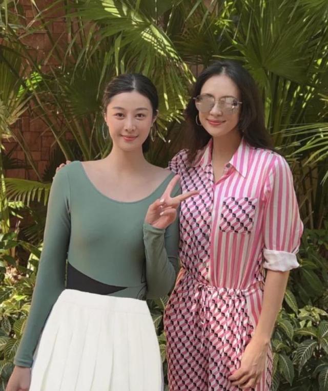 汪峰次女汪璟怡罕露面，贴心挑首饰为章子怡庆生，长相遗传康作如