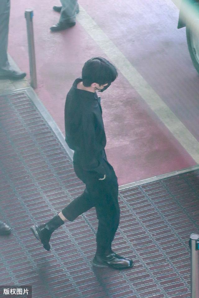 蔡徐坤一身黑衣现身机场,录制青春有你得到认可