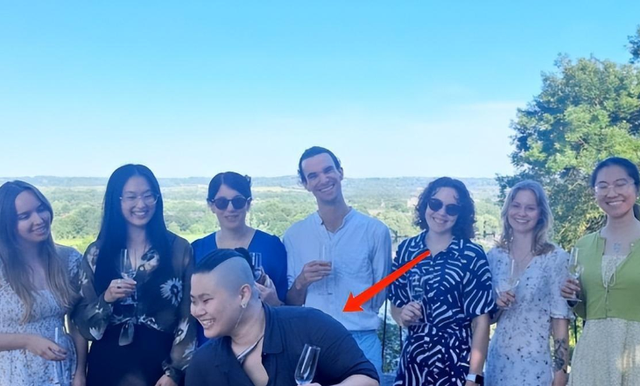 被批“不男不女”的毕凌,把父亲毕福剑所剩无几的体面,撕得稀碎