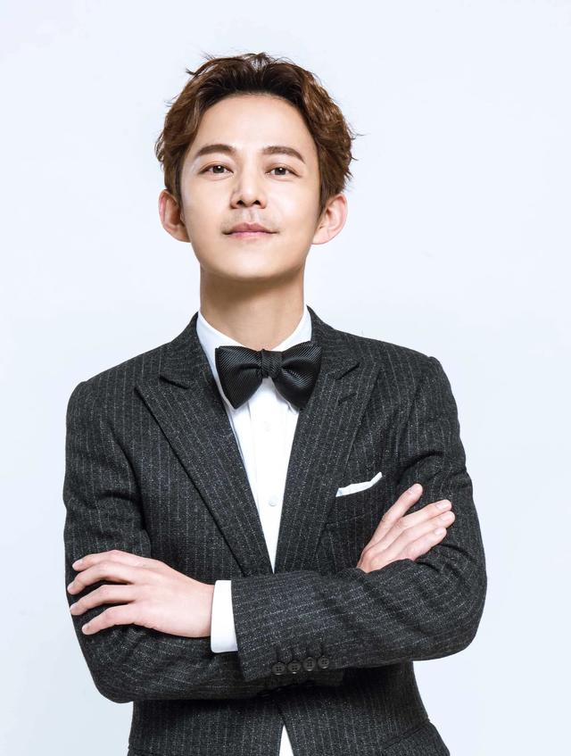 那年谁陪你看“栀子花开”是何炅吗