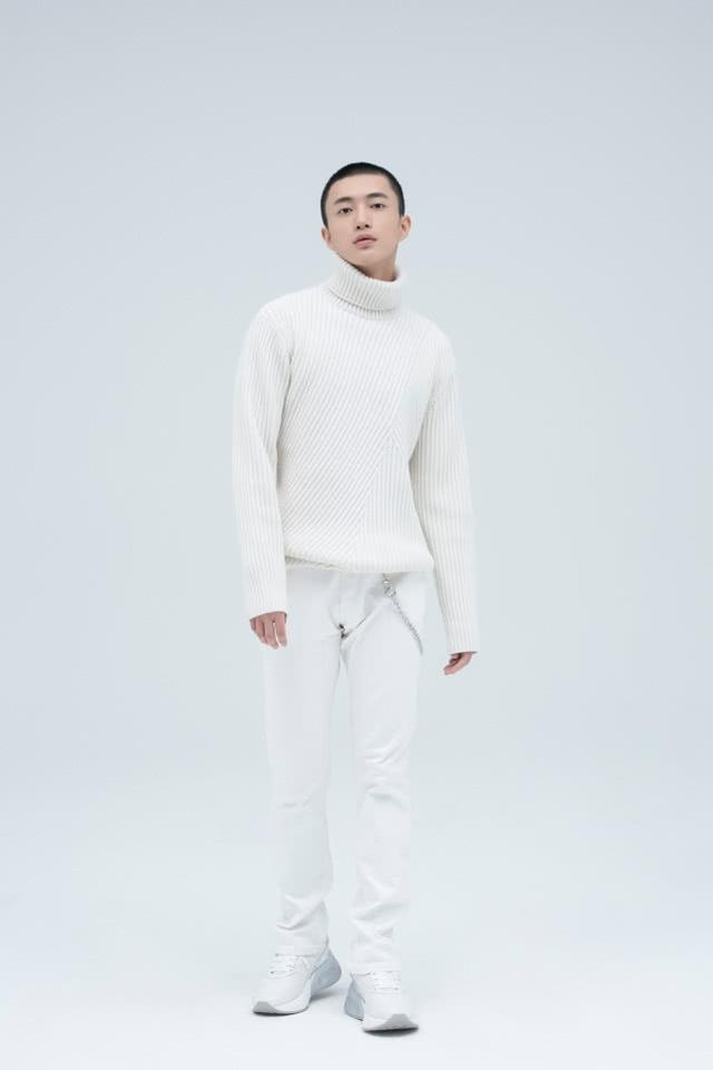 张博涵平头造型清爽有型 白毛衣展现阳光气息