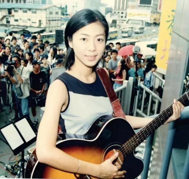 陈绮贞43岁了，她唱的还是我们的18岁