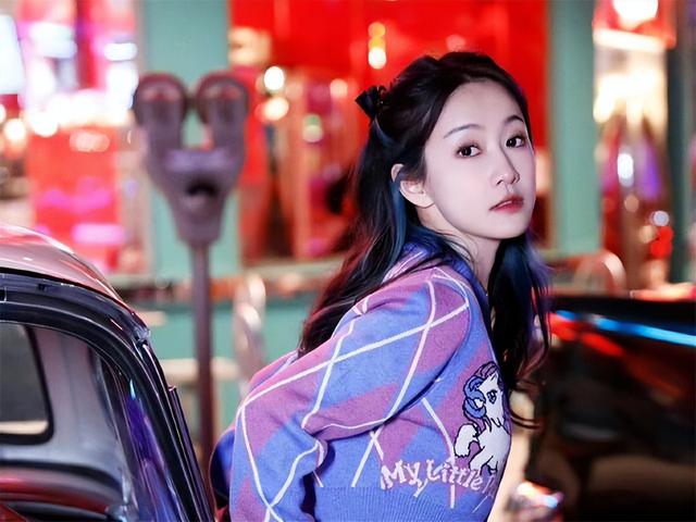 《巴啦啦小魔仙》杀青15周年，31岁刘美含再扮严莉莉，美丽依旧