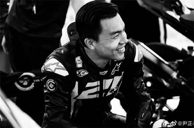 尹正悼念车祸身亡的赛车手马赛，年仅31岁，两天前还在拍婚纱照