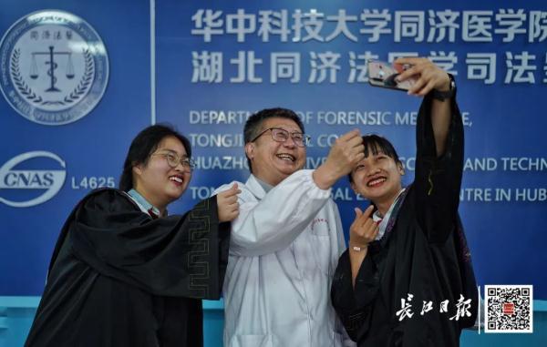 给死者当翻译40年,武汉61岁法医火上热搜