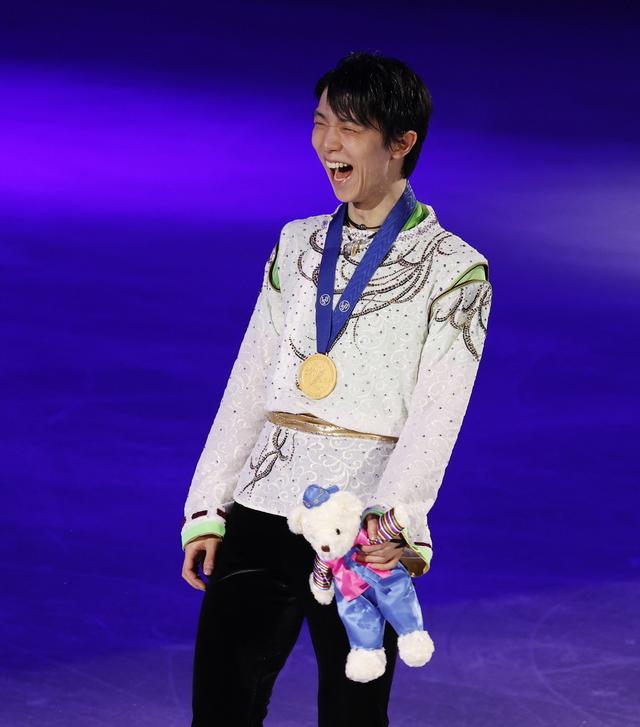 高清图来了！羽生结弦登台领奖，拥抱师弟合影笑容灿烂