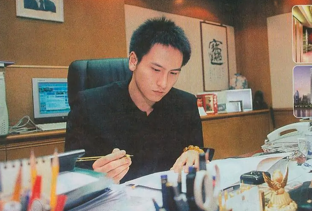 18岁当汤臣总裁:身价千亿颜值爆表,和王思聪有“天壤之别”