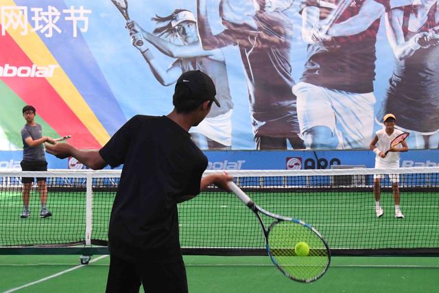 图说│“全民健身日”在“浦西第一高楼”燃情夏日，第三届白玉兰网球文化节开幕