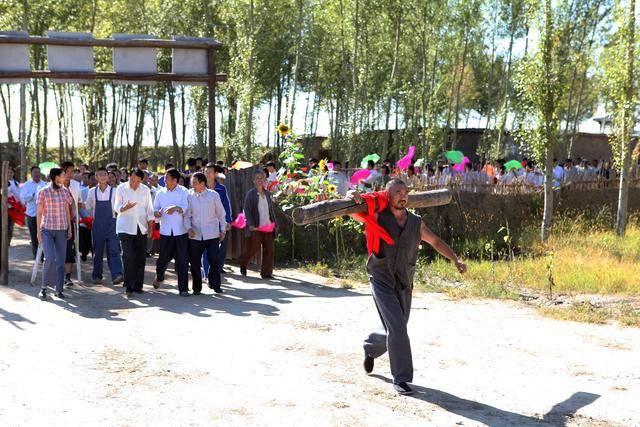 张一山新剧《青谷子》今晚登陆江苏荧屏，这回他不走痞帅路线