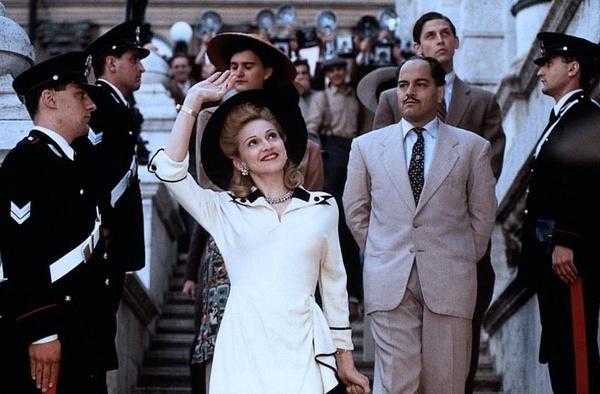 她的一生充满争议，却让整个阿根廷为她哭泣｜跟着电影去旅行