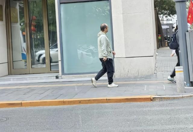 窦唯现状曝光：隐居阿那亚，秃顶头发花白索性剃光头，偶尔会演出