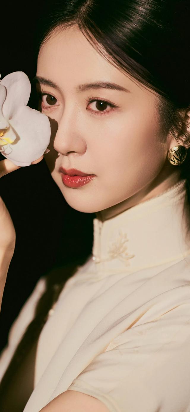 ​美女系列壁纸第4224期—一袭白色旗袍的许龄月